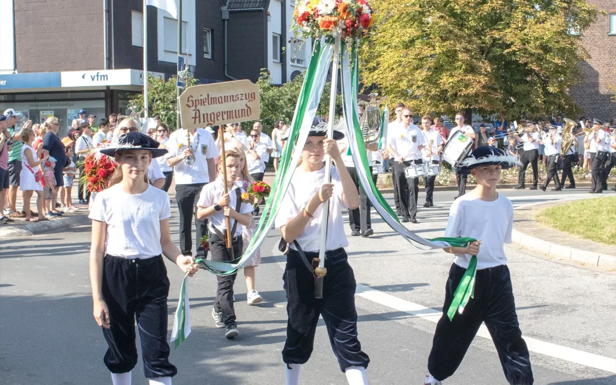 Die geschmückte „Goldene Mösch“ wird von Kindern durch Angermund getragen. Foto:vj