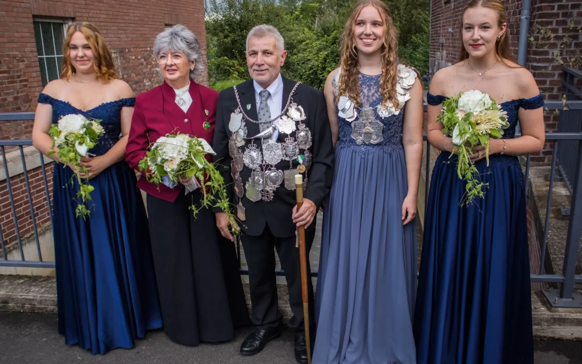 Die neuen Meisterschützen von Angermund: (v.r.) Ehrendame Emily Klawing, Kronprinzessin Johanna Schneider, Schützenkönig Martin Schilling mit Königin Petra sowie Ehrendame Pria Büstorf. Foto: vj