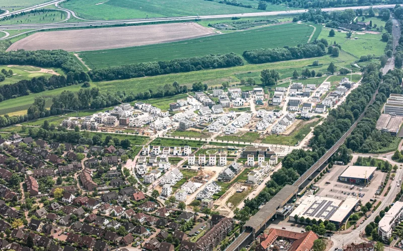 Diese Luftbildaufnahme zeigt das Baugebiet Am Alten Angerbach in Huckingen im Mai 2024. Foto: GEBAG
