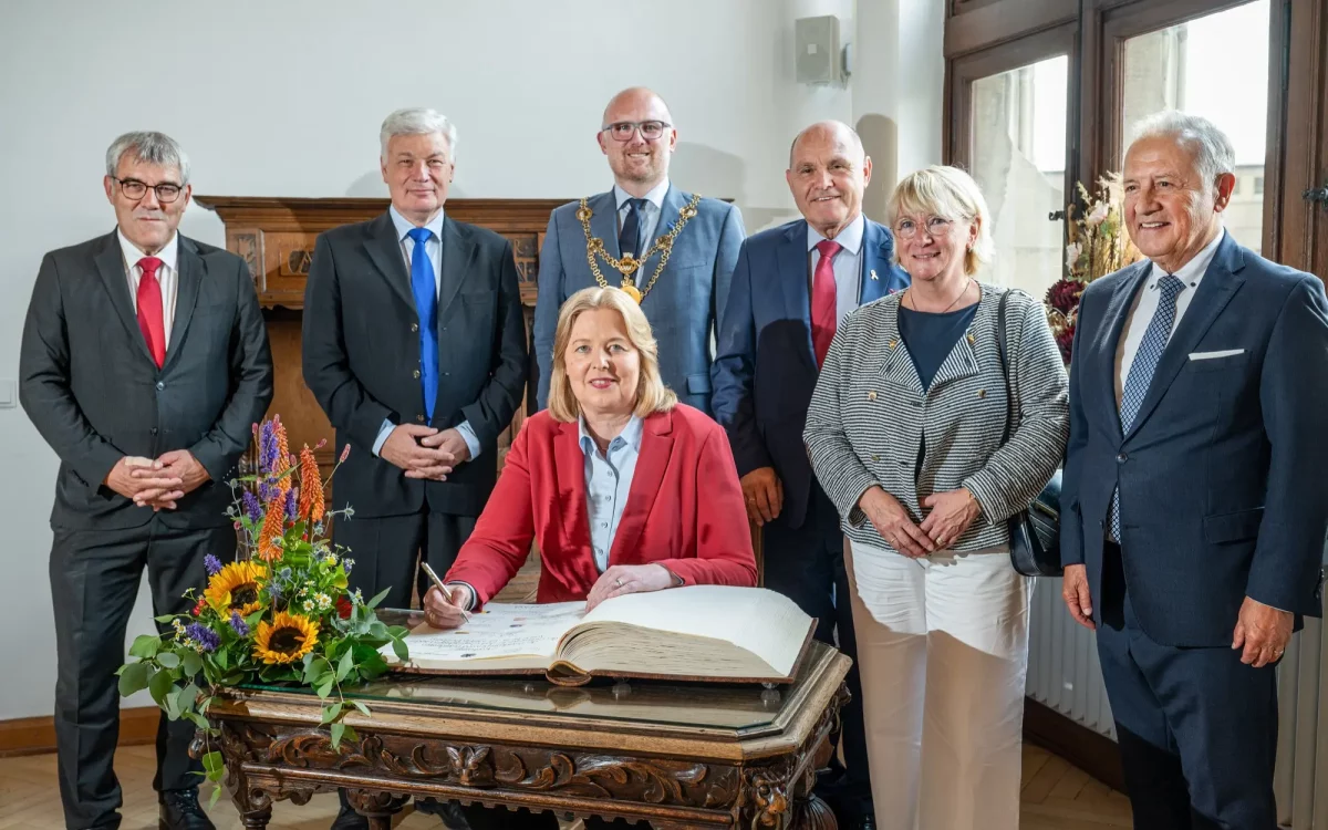 Bundestagspräsidentin Bärbel Bas trug sich wie die anderen deutschsprachigen Parlamentspräsidentinnen und -präsidenten ins Goldene Buch der Stadt Duisburg ein. Mit dabei: OB Sören Link. Foto: Stadt Duisburg