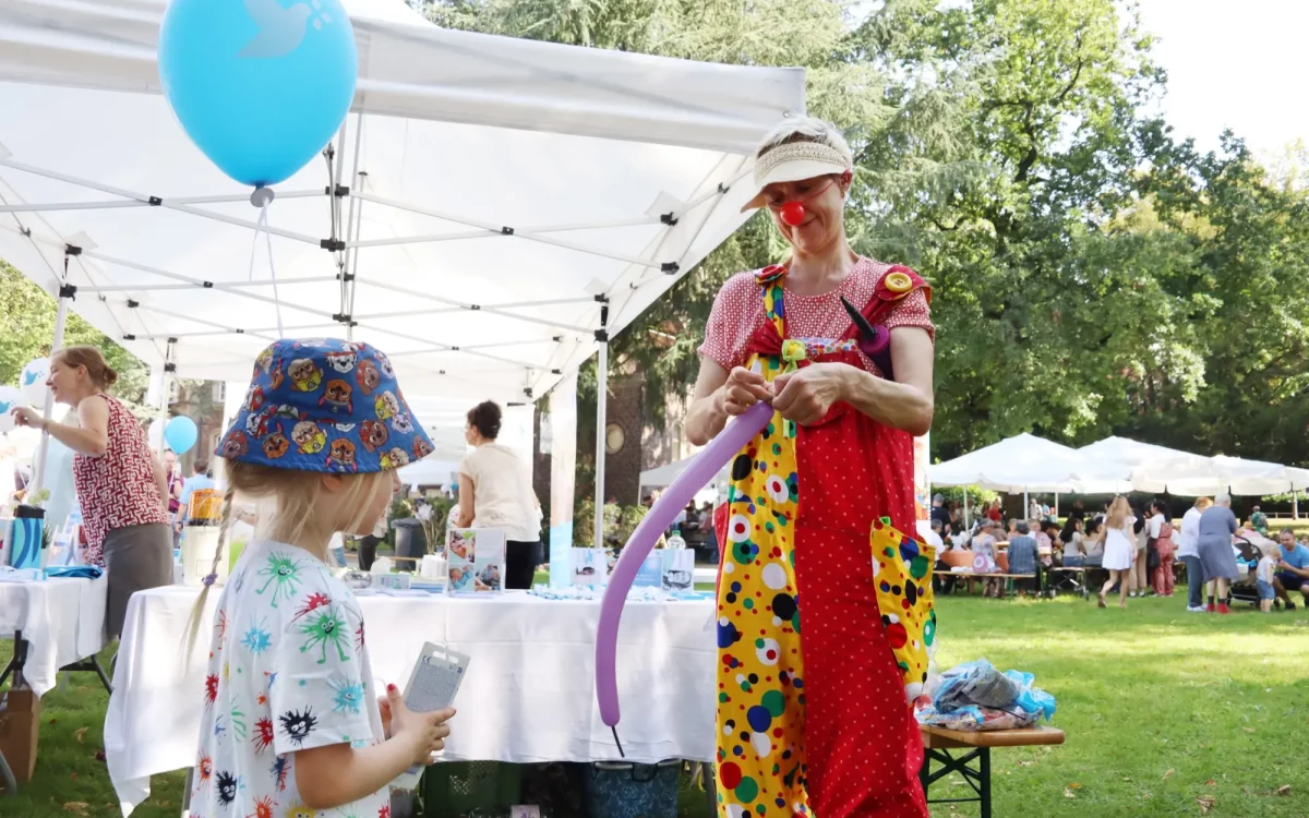 Die bunten Luftballontiere der Klinikclownin sind bei der Kindern heiß begehrt (Foto: Kaiserswerther Diakonie/C. Tautenhahn)