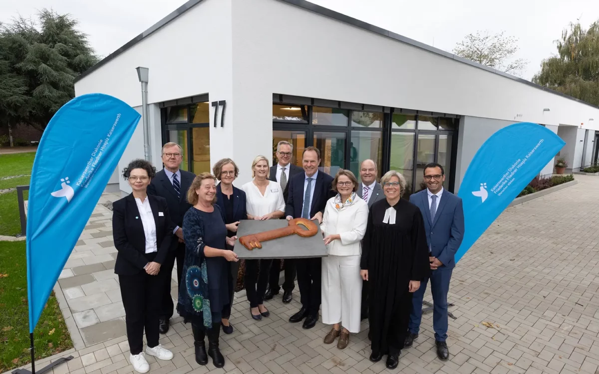 Süße Schlüsselübergabe für das neu eröffnete Friederike Fliedner Hospiz Kaiserswerth (von links): Christine Taylor (Leitung Fundraising), Georg Kulenkampff (Kuratoriumsvorsitzender), Claudia Witte (Bereichsleitung), Elisabeth Siemer (Einrichtungsleitung), Antje Geyr (Pflegedienstleitung), Pfarrer Jonas Marquardt (Kuratoriumsmitglied), Oberbürgermeister Dr. Stephan Keller, Bürgermeisterin Klaudia Zepuntke (Botschafterin), Pfarrerin Dr. Katrin Stückrath (Leitung Schwesternschaft), Dr. Holger Stiller (Vorstand) und Sebastian Gunst (Vorstand). Foto: Kaiserswerther Diakonie/F. Elschner