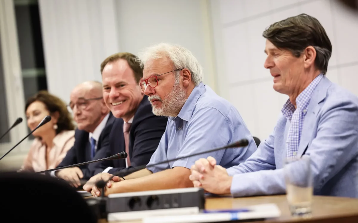 Bei der PK zum Opernhaus der Zukunft am Wehrhahn (v.r.): Manfred Neuenhaus (FDP), Markus Raub (SPD), OB Dr. Stephan Keller, Rolf Tups (CDU) sowie Miriam Koch, Beigeordnete für Kultur und Integration © Landeshauptstadt Düsseldorf/Melanie Zanin