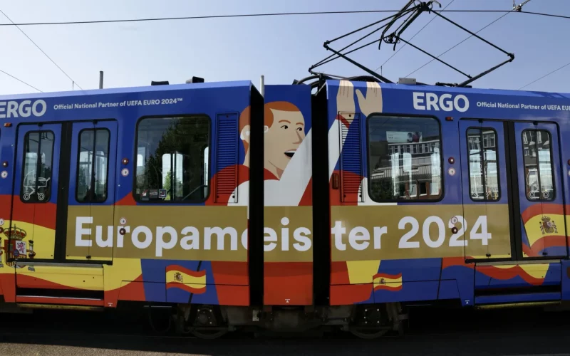 Mit spanischen Farben und Dekor weist die Rheinbahn auf den neuen Europameister hin © Landeshauptstadt Düsseldorf, Ingo Lammert