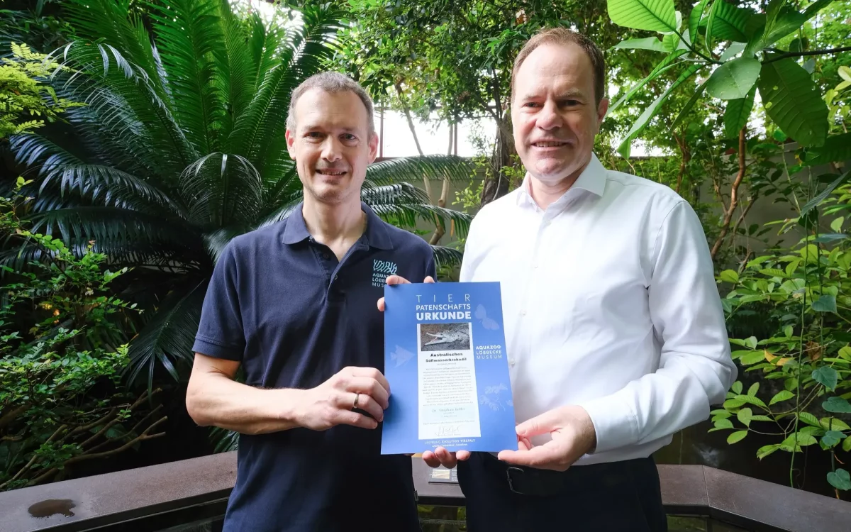 OB Dr. Stephan Keller (r.) erhielt von Aquazoodirektor Dr. Jochen Reiter die Patenschaftsurkunde für das Süßwasserkrokodil "Old Lady",(c)Landeshauptstadt Düsseldorf/Michael Gstettenbauer