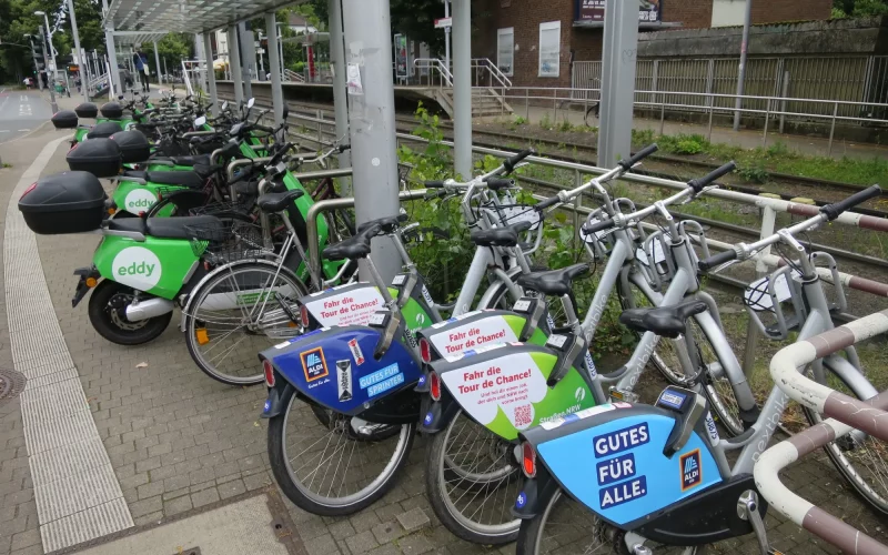 Derzeit nehmen am Klemensplatz E-Scooter und Leihfahrräder Abstellplätze für Fahrräder in Anspruch. Foto: hs