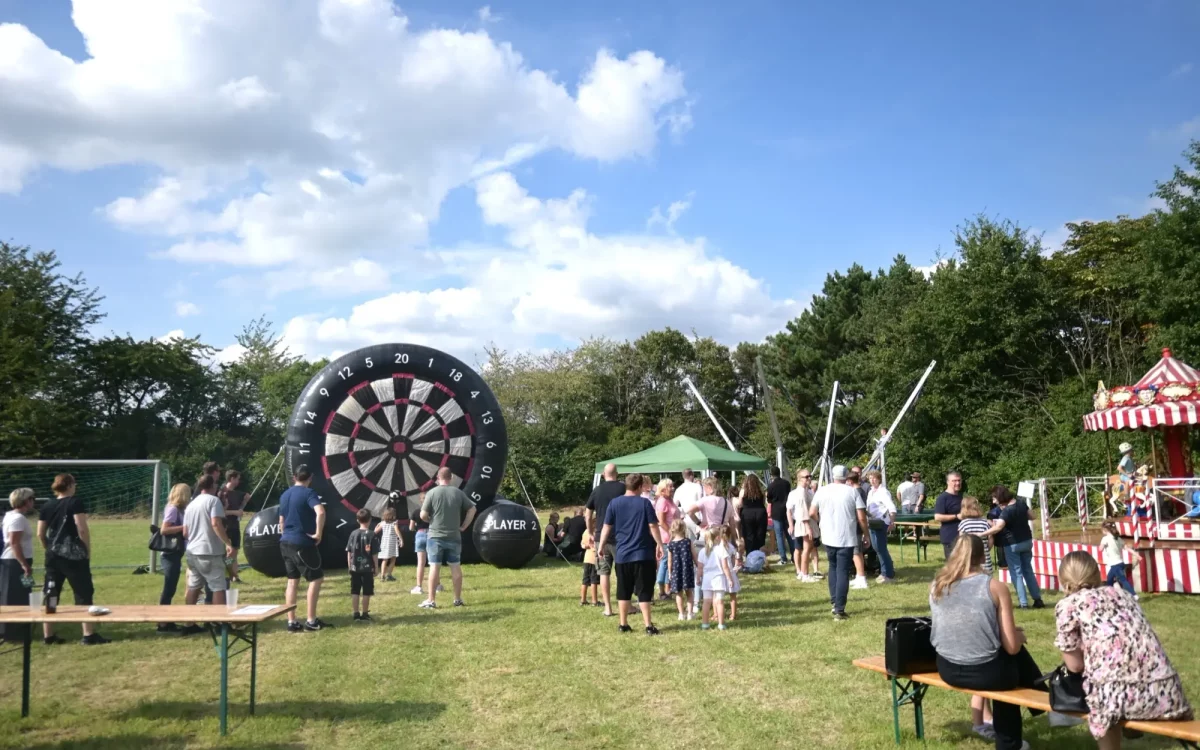 Der große und gut gepflegte Bolzplatz in Serm war ein toller Veranstaltungsort für den ersten Familientag. Foto: sam