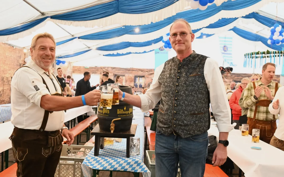 Schützenkönig Uwe Kessel (links) und Karnevalsprinz Roman I. (Meeßen) brauchten nicht lange, bis das Oktoberfestbier lief. Foto: sam