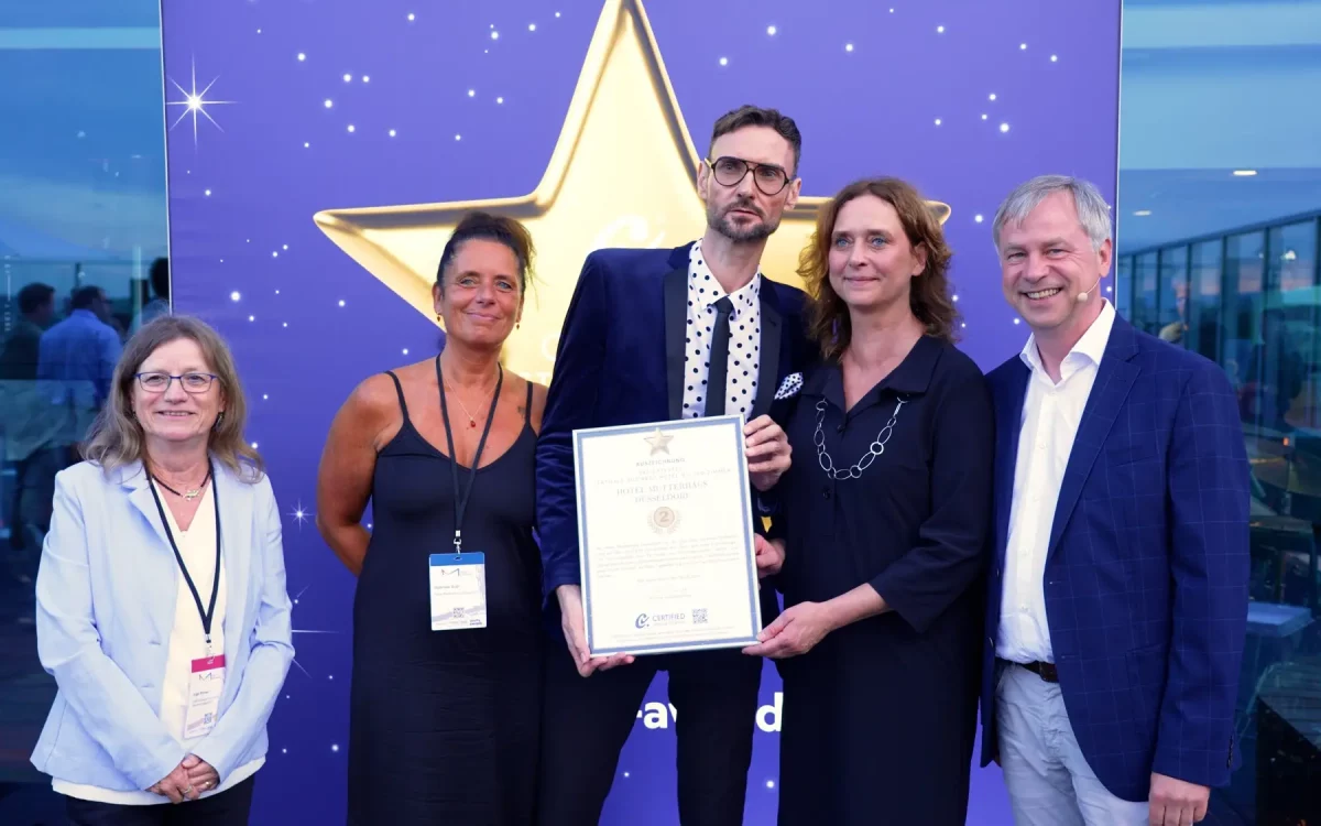 Die Jurymitglieder haben die Urkunde an das Team des Hotel Mutterhaus Düsseldorf im Rahmen des „Meet Germany Summit 2024“ übergeben. (von links) Inge Pirner, Gabriele Gräf, Markus Mönninghoff, Bettina Reichards, Till Runte Foto: Certified