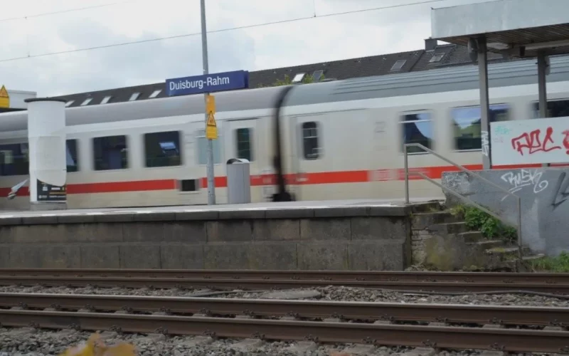 Zwischen Düsseldorf und Duisburg wird die S 1 planmäßig verkehren. Die meisten Züge fallen aber aus. Foto: sam