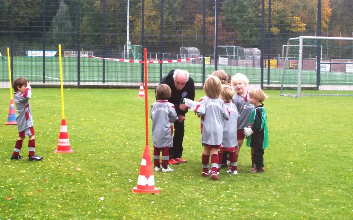 Als Bambini wurde Leon Hümer (rechts) durch den legendären und mittlerweile verstorbenen Lutz Wessner beim LSV betreut. Foto: privat