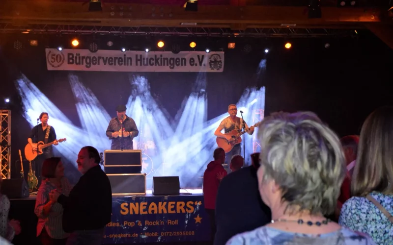 Schon bei der Jubiläumsparty vor zwei Jahren begeisterte die Live-Band „The Sneakers“ das Publikum in Huckingen. Archivfoto: sam