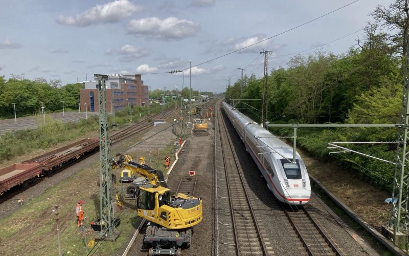 Auf den Gleisen zwischen Düsseldorf und Duisburg fahren kaum Züge, aber es finden umfangreiche Baumaßnahmen statt. Unter anderem ist für die S 1 ein Schienenersatzverkehr eingerichtet worden: Busse fahren die einzelnen Orte an. Foto: sam