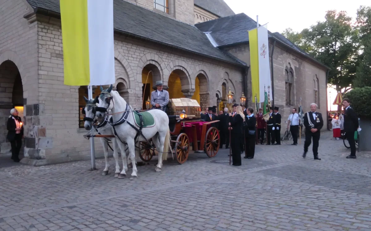 Beginn der Schrein- und Lichterprozession auf dem Stiftsplatz. Archivfoto: hs