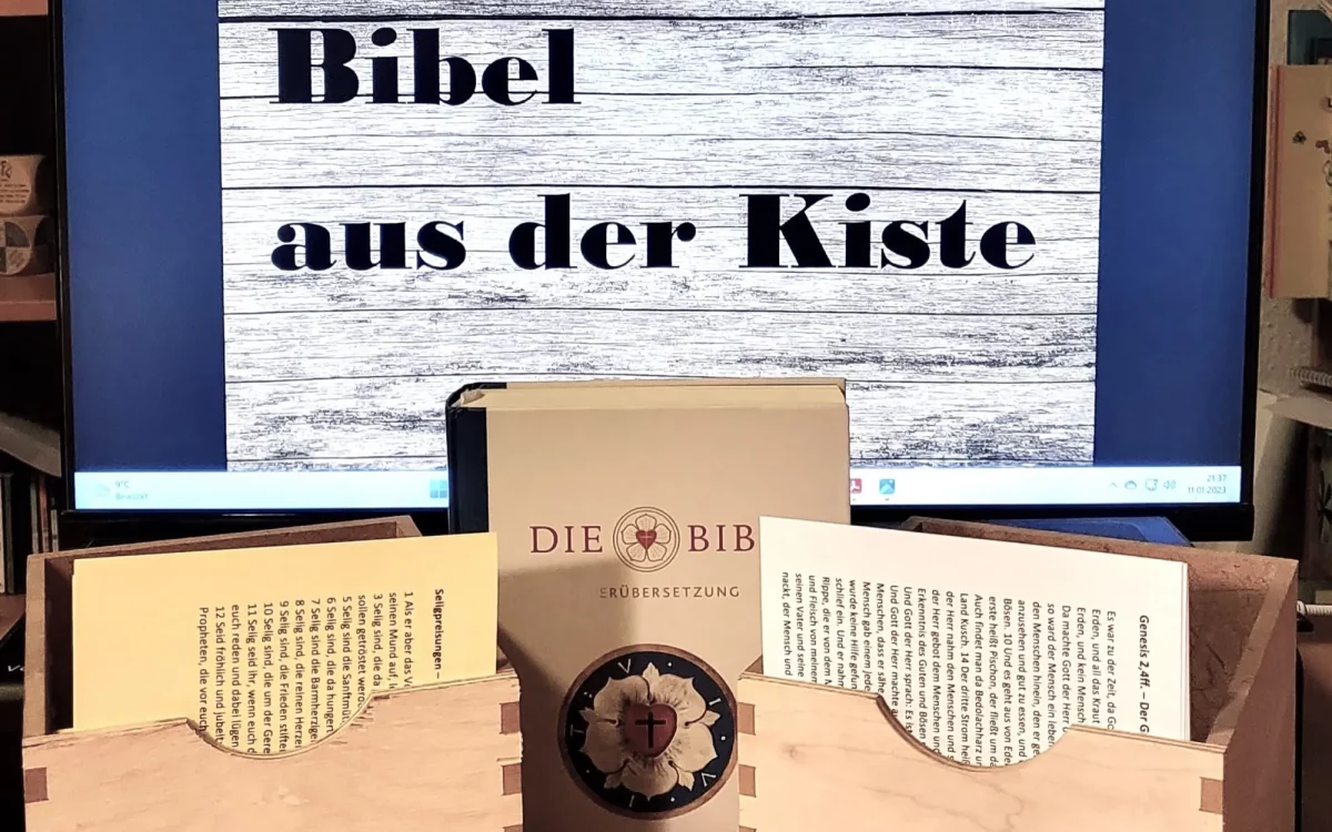 Ein Würfel entscheidet, über welchen Text bei „Bibel aus der Kiste“ in Ungelsheim gesprochen wird. Foto: www.evgds.de