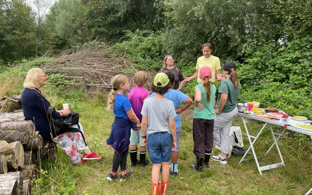 Die Workshop-Gruppe lauscht den Erklärungen von Marion Meitzner und Christian Starkloff über die Tier- und Pflanzenwelt im Biotop. Foto: Döhler