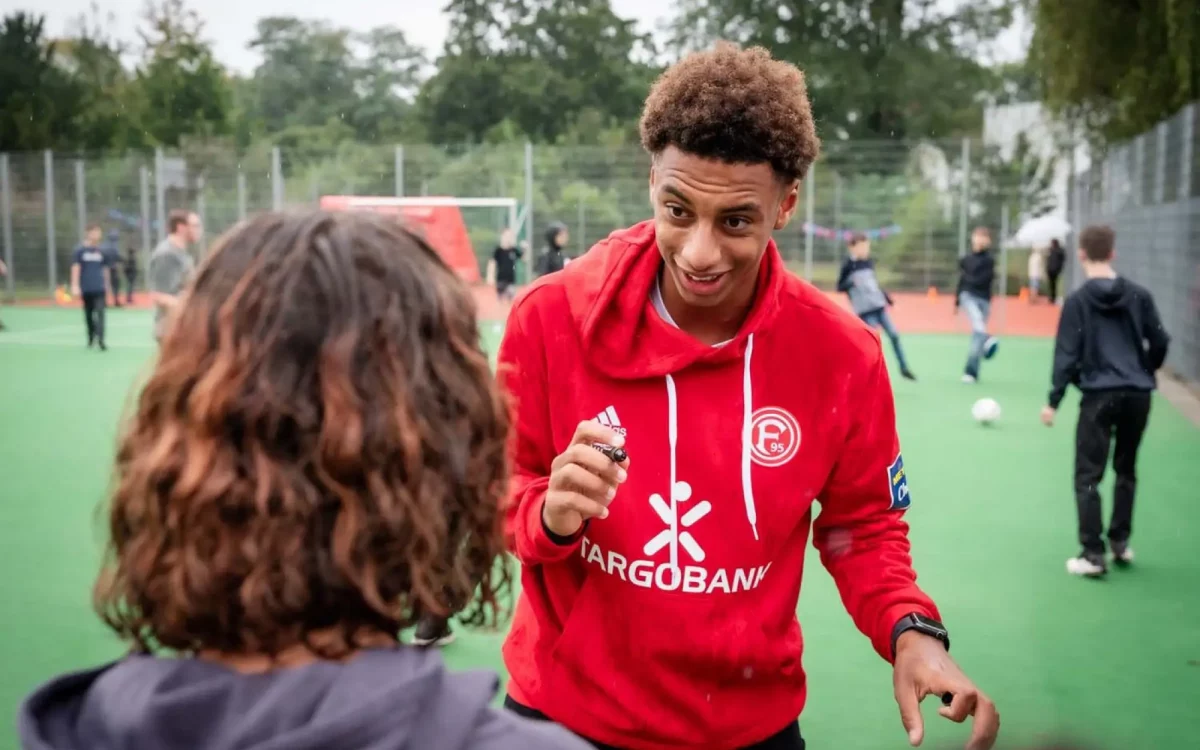 Jungprofi Sima Suso mit viel Spaß im Gespräch mit den Jugendlichen. Foto: Dirk Bannert / Graf Recke Stiftung