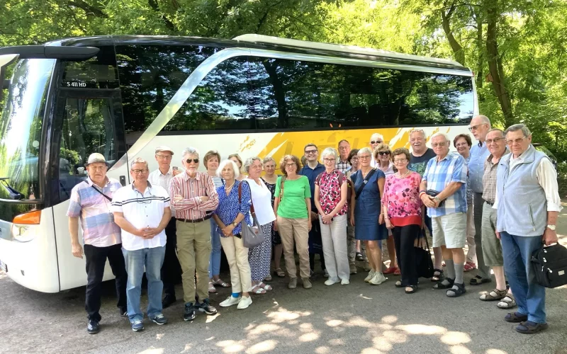 Die heimatkundliche Bustour durch den Süden und die Mitte Duisburgs hatte der Bürgerverein Großenbaum-Rahm organisiert. Stadtführer waren Udo Scharf (2. von links). Foto: sam