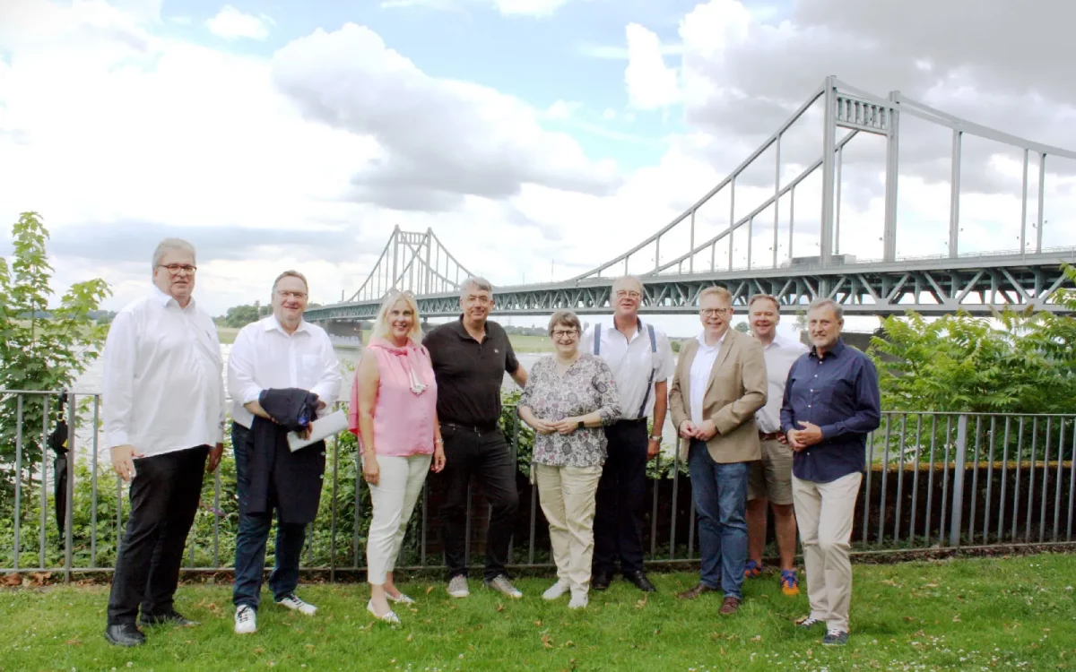 Tauschten sich über den Zustand und die Zukunft der Rheinbrücke zwischen Krefeld-Uerdingen und Duisburg-Mündelheim aus (von links): Thomas Susen (CDU-Ratsherr und planungspolitischer Sprecher der CDU-Ratsfraktion Duisburg), Thomas Mahlberg (Vorsitzender der CDU-Ratsfraktion Duisburg), Petra Vogt (Kreisvorsitzende der CDU Duisburg), Peter Ibe (CDU-Ratsherr Duisburg und Stadtbezirksvorsitzender Duisburg-Süd), Britta Oellers (MdL und CDU-Fraktionsvorsitzende Krefeld), Ulrich Lohmar (Sprecher CDU-Fraktion in der BV Uerdingen), Marc Blondin (MdL und Vorsitzender des CDU-Kreisverbandes Krefeld), Dr. Stefan Galke (stellv. Fraktionsvorsitzender Krefeld) und Wolfgang Schwertner (Bezirksvertreter Duisburg-Süd, Vorsitzender CDU-Ortsverband Duisburg-Mündelheim). Foto: Thorsten Vermathen, CDU-Ratsfraktion Duisburg