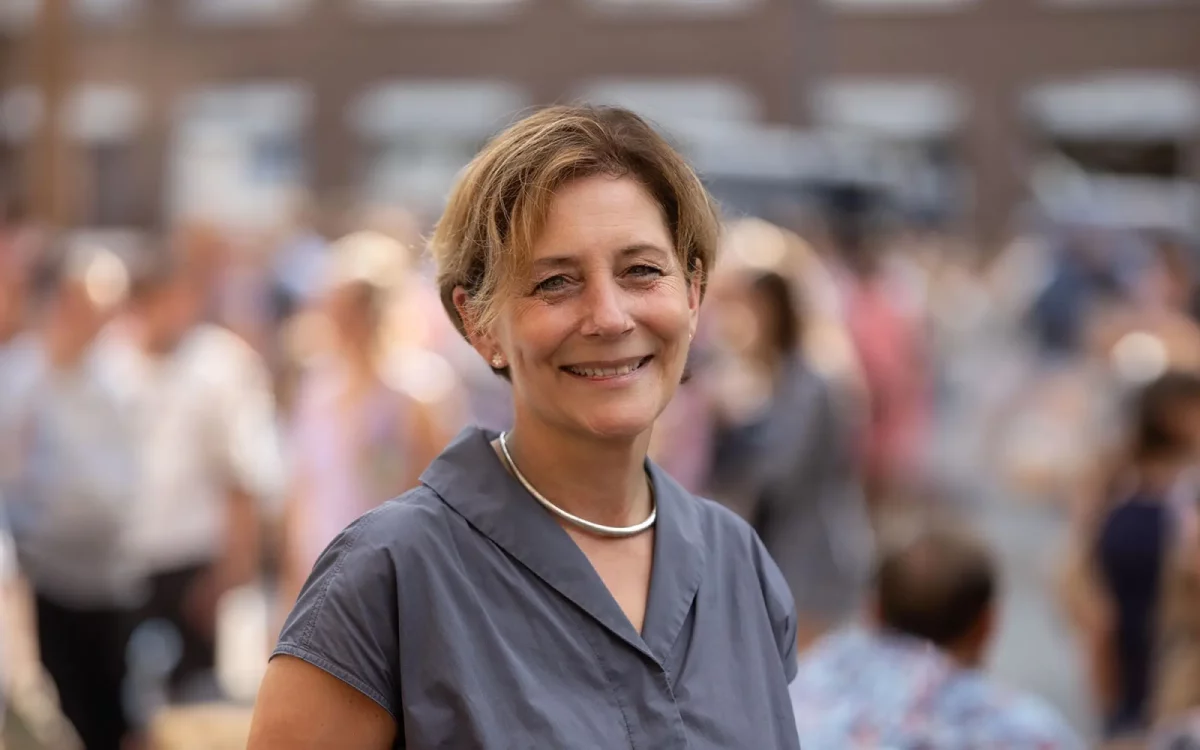 Schulleiterin Claudia Haupt auf dem Schulhof des Suitbertus-Gymnasiums in Düsseldorf Kaiserswerth. Foto: Frank Elschner