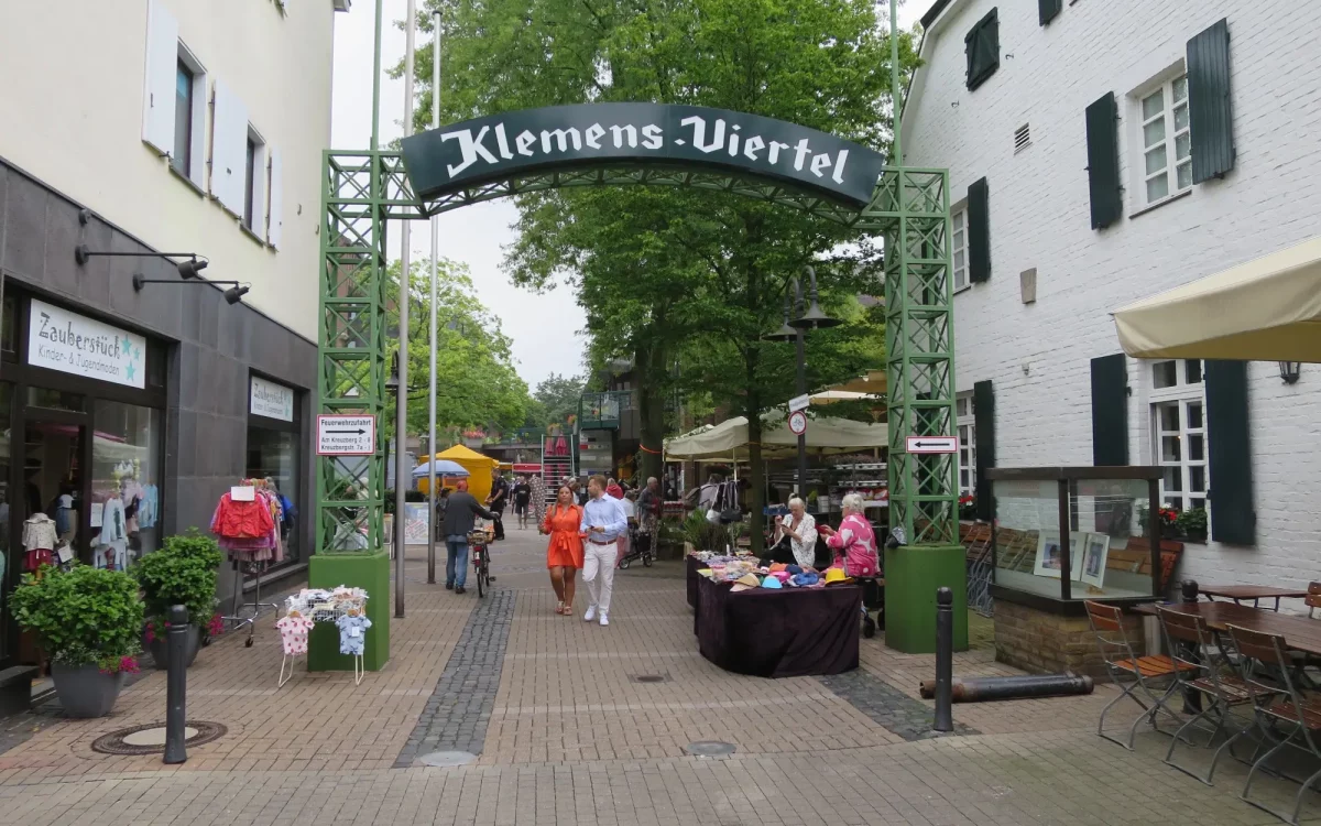 Das Klemensviertel und der Klemensplatz bilden die belebte Fußgängerzone in Kaiserswerth. Foto: hs