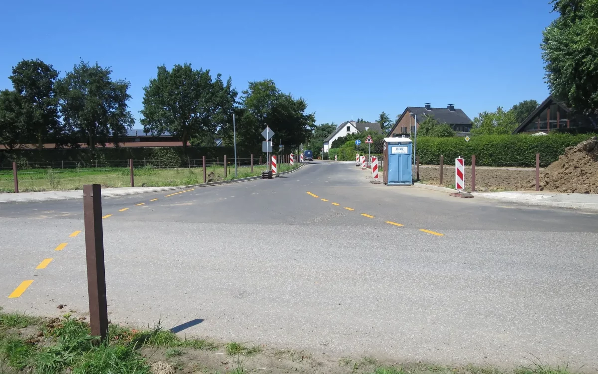 Das jetzt zweispurig ausgebaute Teilstück der Zeppenheimer Straße. Foto: hs