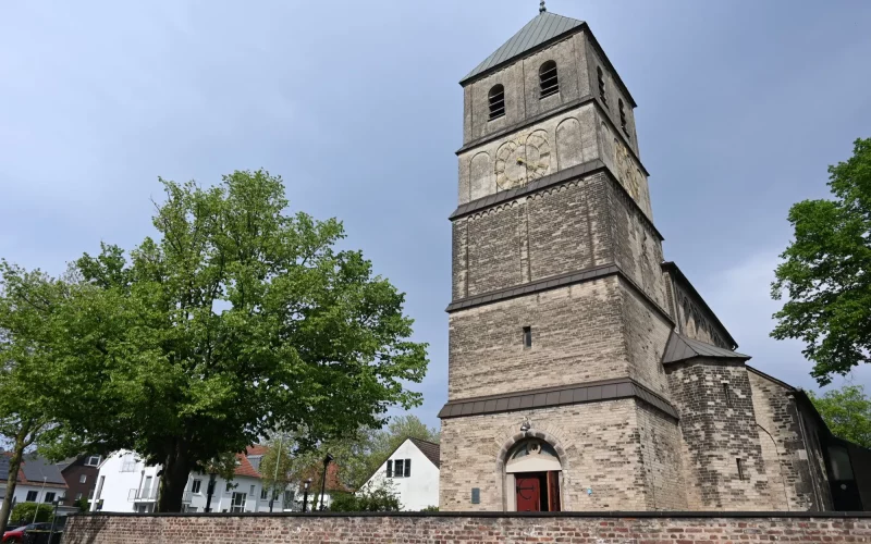 Die spätromanische Basilika in Mündelheim gehört im Verbund mit stilistisch verwandten Kirchengebäuden im Raum Düsseldorf zu den wichtigsten Landkirchen des Niederrheins. Foto: sam