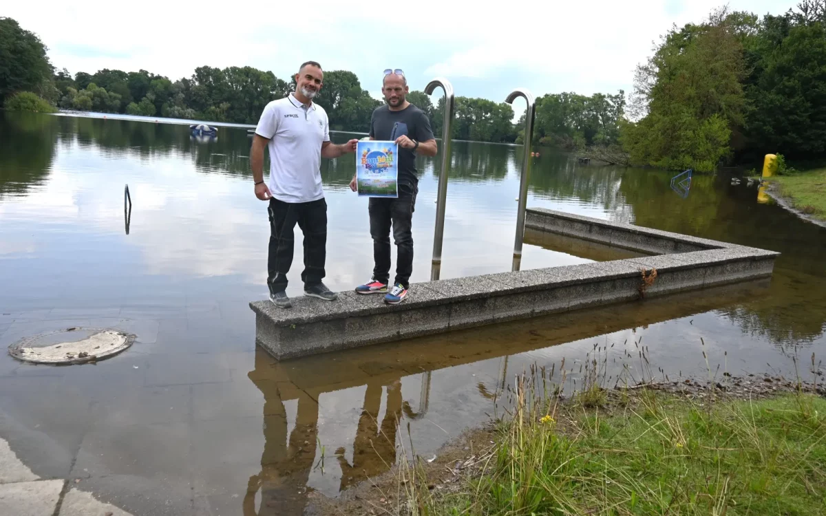 Denis Salmonte (rechts) und sein Mitarbeiter Teyfik Tan bereiten das Bambini-Festival vor. Foto: sam