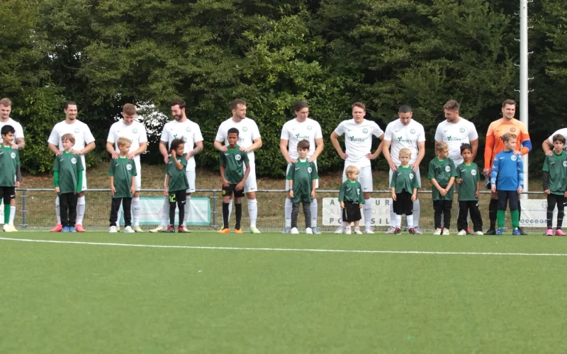 18 Kinder des LSV durften beim Derby LSV gegen Wittlaer mit einlaufen. Foto: Antje Eichwald