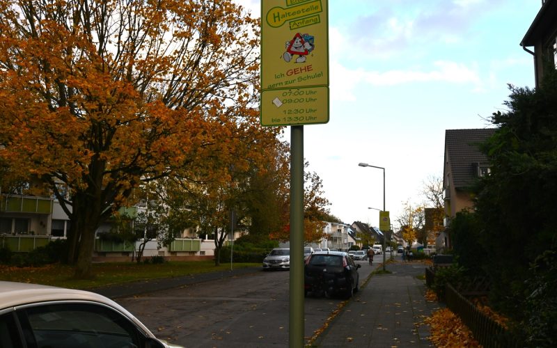 Zu selten wurden die Plätze für Elterntaxis genutzt. Um das Verkehrschaos vor der Grundschule in Huckingen zu beseitigen, wurde als Pilotprojekt die Einbahnstraßenregelung eingeführt. Foto: sam