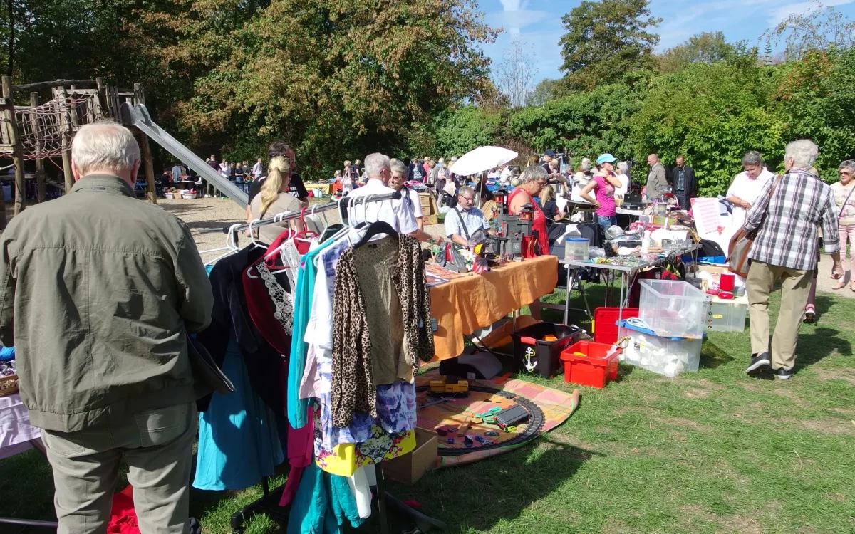 Es gibt kaum etwas, das auf dem Lohauser Trödelmarkt nicht angeboten wird. Foto: hs