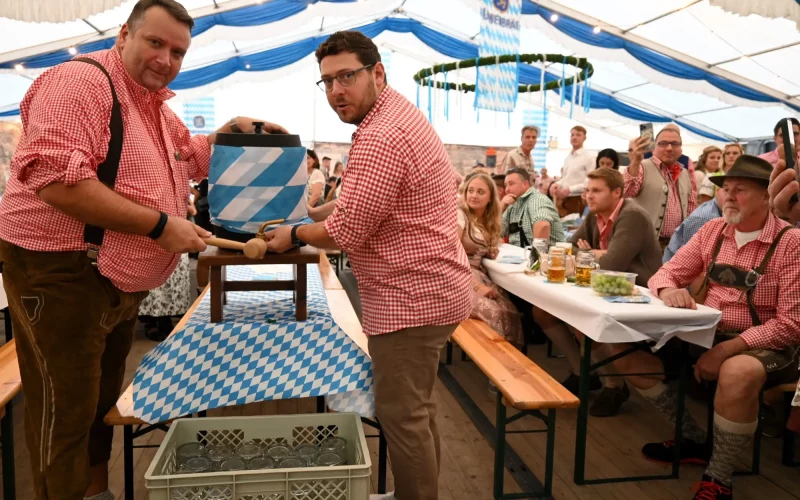 Traditionell erfolgt der Fassanstich um kurz nach 18 Uhr. Im vorigen Jahr hatte Schützenkönig Carsten Ragnitz (links) Unterstützung durch Hofmarschall Thomas Simon. Archivfoto: sam