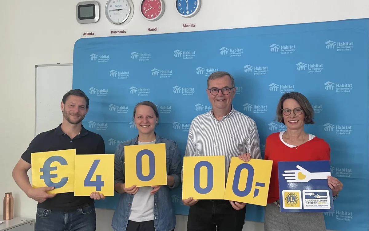 Gereon Fischer (Vorstand), Norma Habbel (Referentin Unternehmenskooperationen), René Jansen und Katrin Schwelm-Glatzel (beide Lions Club Düsseldorf-Kaiserswerth) bei der feierlichen Spendenübergabe an Habitat for Humanity Deutschland.