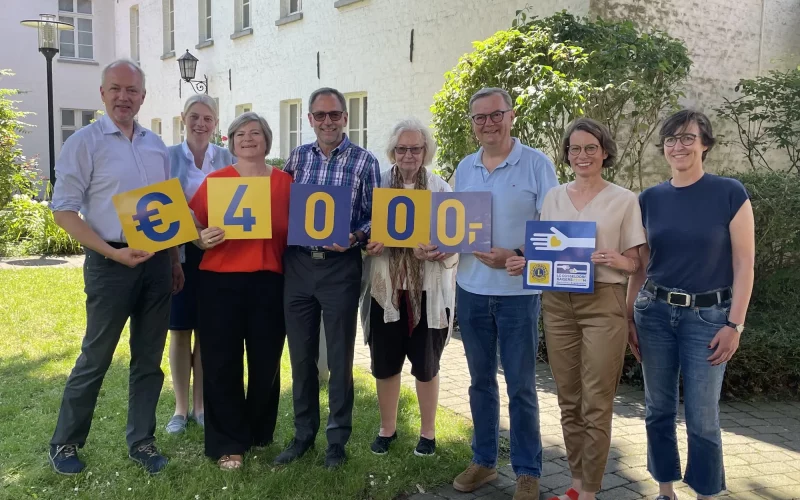 Vertreter des Lions Club Düsseldorf-Kaiserswerth, Johann-Henrik Winner, René Jansen und Katrin Schwelm-Glatzel, überreichen eine Spende von 4.000 Euro an Bernd Franken, Eva Weise, Kristin Lammerskitten, Dorothée Marquardt und Christina Paul von der Ökumenischen Hospizgruppe Kaiserswerth e.V.