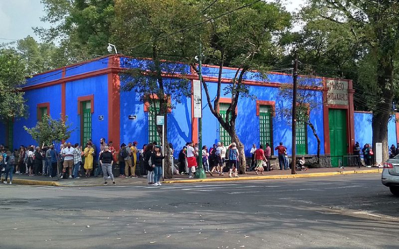 Kahlos farbenfrohes Elternhaus, das wegen seiner in Blautönen gehaltenen Außenwände Casa Azul (Blaues Haus) genannt wird, liegt in der Calle Londres 247 in Coyoacán. Zwischen 1929 und ihrem Tod 1954 lebte Frida Kahlo hier mit ihrem Mann Diego Rivera. Das Haus ist seit 1959 als Museum eingerichtet. Foto: Daniela Magallán Ramírez, CC BY-SA 4.0 , via Wikimedia Commons