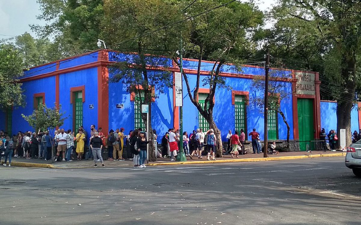 Kahlos farbenfrohes Elternhaus, das wegen seiner in Blautönen gehaltenen Außenwände Casa Azul (Blaues Haus) genannt wird, liegt in der Calle Londres 247 in Coyoacán. Zwischen 1929 und ihrem Tod 1954 lebte Frida Kahlo hier mit ihrem Mann Diego Rivera. Das Haus ist seit 1959 als Museum eingerichtet. Foto: Daniela Magallán Ramírez, CC BY-SA 4.0 , via Wikimedia Commons