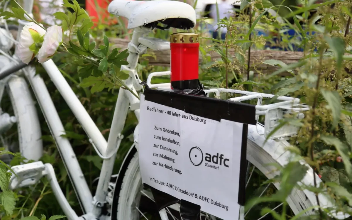 Ein Schild am „Ghost Bike“ gedenkt dem 40-jährigen Radfahrer aus Duisburg und fordert Maßnahmen zur Verhinderung weiterer Unfälle. Foto: Herbert Fürmann