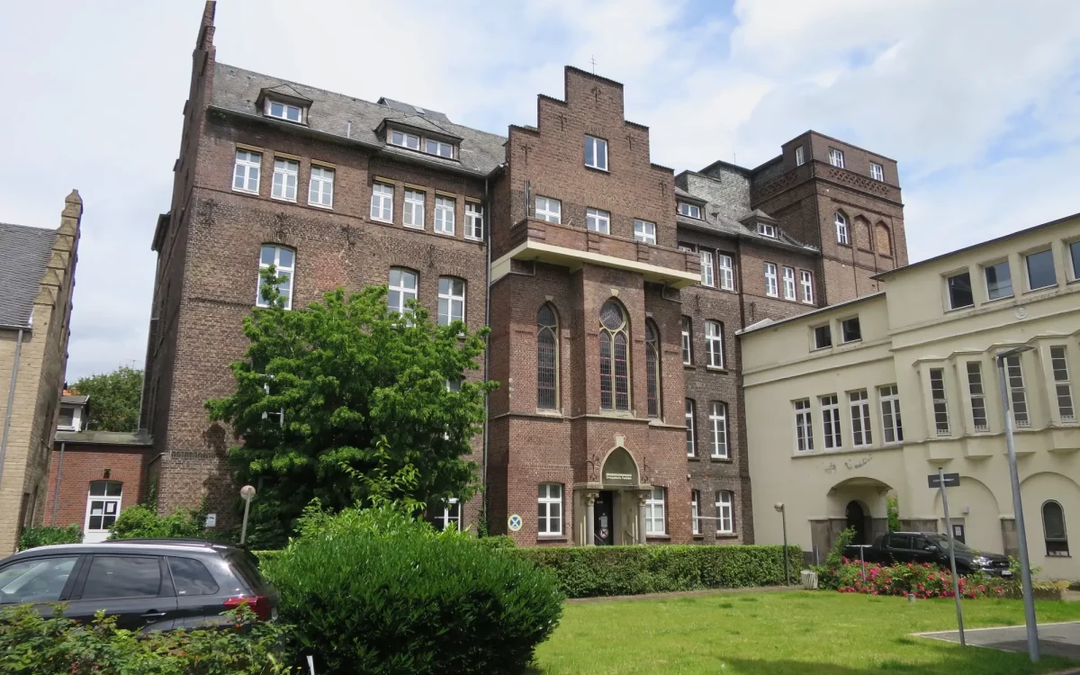 Haupthaus des ehemaligen Marienkrankenhauses. Es soll unter Denkmalschutz gestellt und in Wohnungen umgewandelt werden, Foto: hs