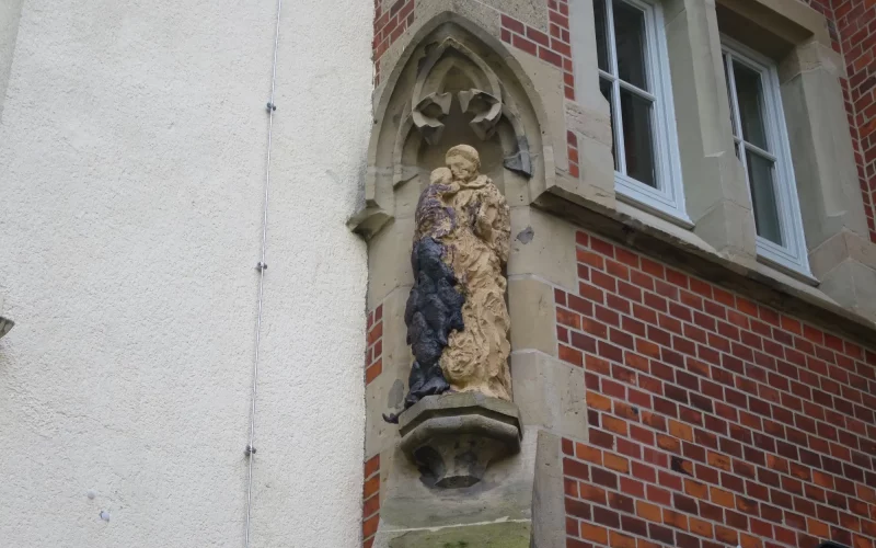 Skulptur des Heiligen Antonius von Padua über dem Eingang des Antoniushauses, Foto: HS