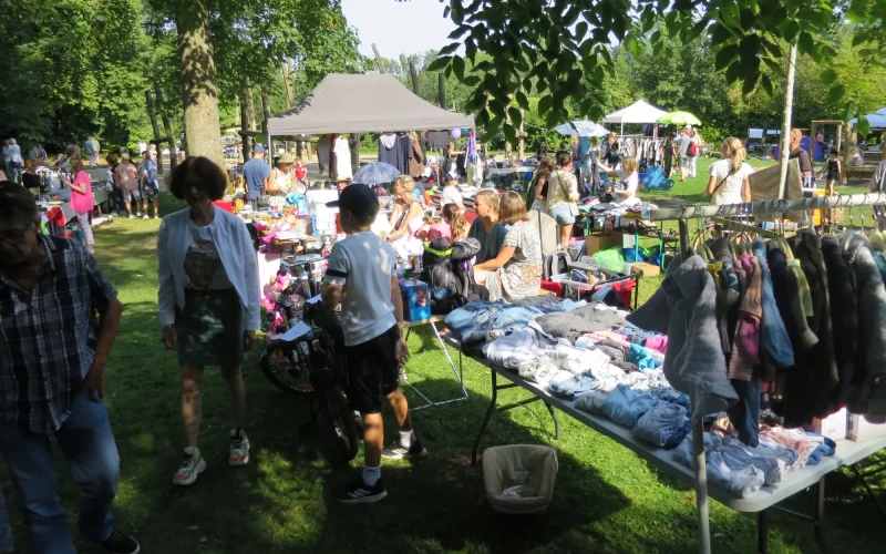 Auf dem Lohauser Parkfest-Trödelmarkt war das Angebot riesig. Foto: hs