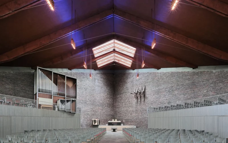 Nach dem Gottesdienst am 1. September in der Buchholzer Jesus-Christus-Kirche trifft sich die Gemeinde zur Versammlung. Foto: www.trinitatis-duisburg.de.