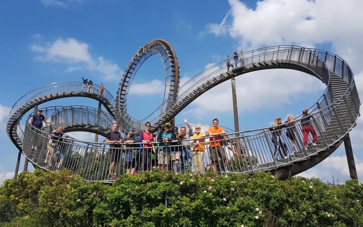 Teilnehmer der ADFC-Fahrradtour vor der Skulptur Tiger & Turtle in Duisburg. Foto: ADFC