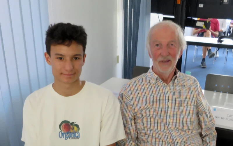 Jugendrat Liam Ingenfeld und Seniorenrat Prof. Dr. Norbert Müller im Sitzungssaal der Bezirksvertretung 5 im Kaiserswerther Rathaus. Foto hs