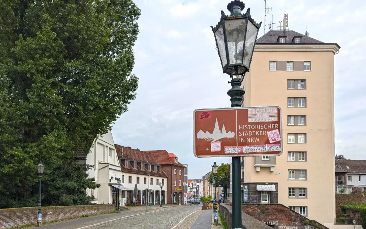 Schild "Kaiserswerth Historischer Stadtkern in NRW" auf der Klemensbrücke. Foto: ah