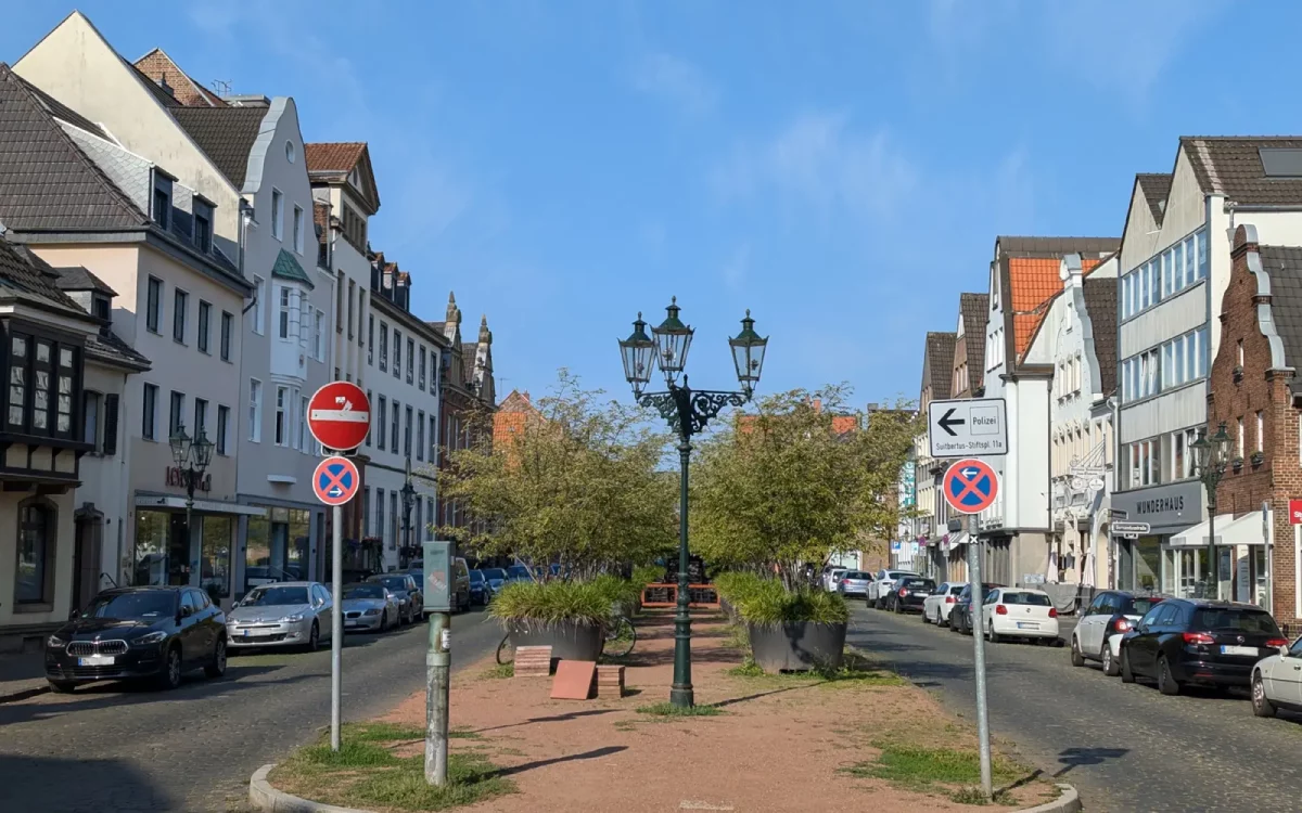 Je nach Blickrichtung macht der auf eine Umgestaltung hinblickende Kaiserswerther Markt einen urbanen Eindruck, was Fahrbahnen, Mittelinsel und Bürgersteige betrifft. Foto: ah