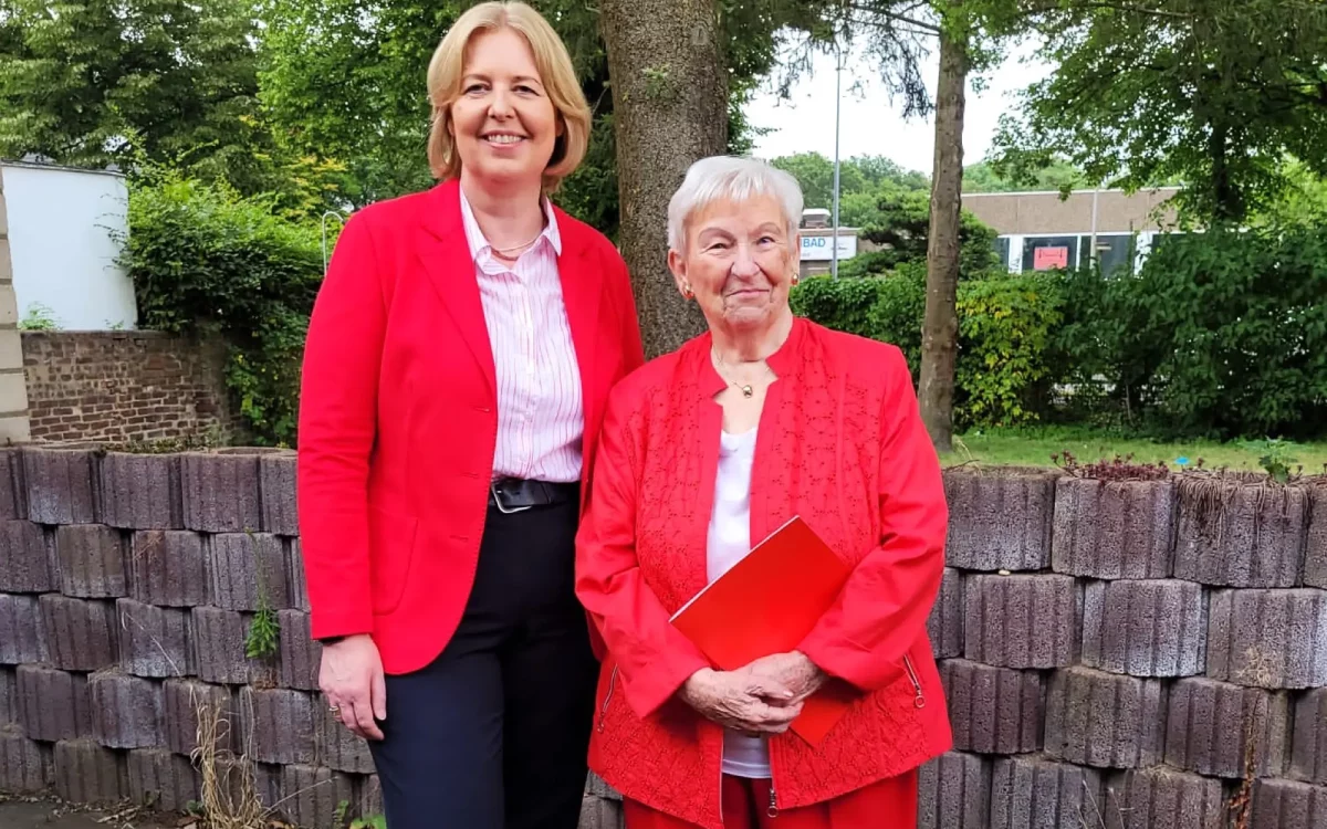 Bundestagspräsidentin Bärbel Bas (links), die für den Duisburger Süden im Bundestag aktiv ist, zeichnete Charlotte Kann im Rahmen einer Jubilarehrung aus. Foto: privat