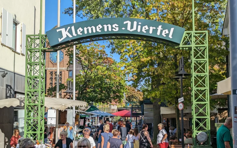 Klemens-Viertel beim Kaiserswerther Kartoffelfest 2023 mit Ständen und zahlreichen Besuchern. Foto: ah