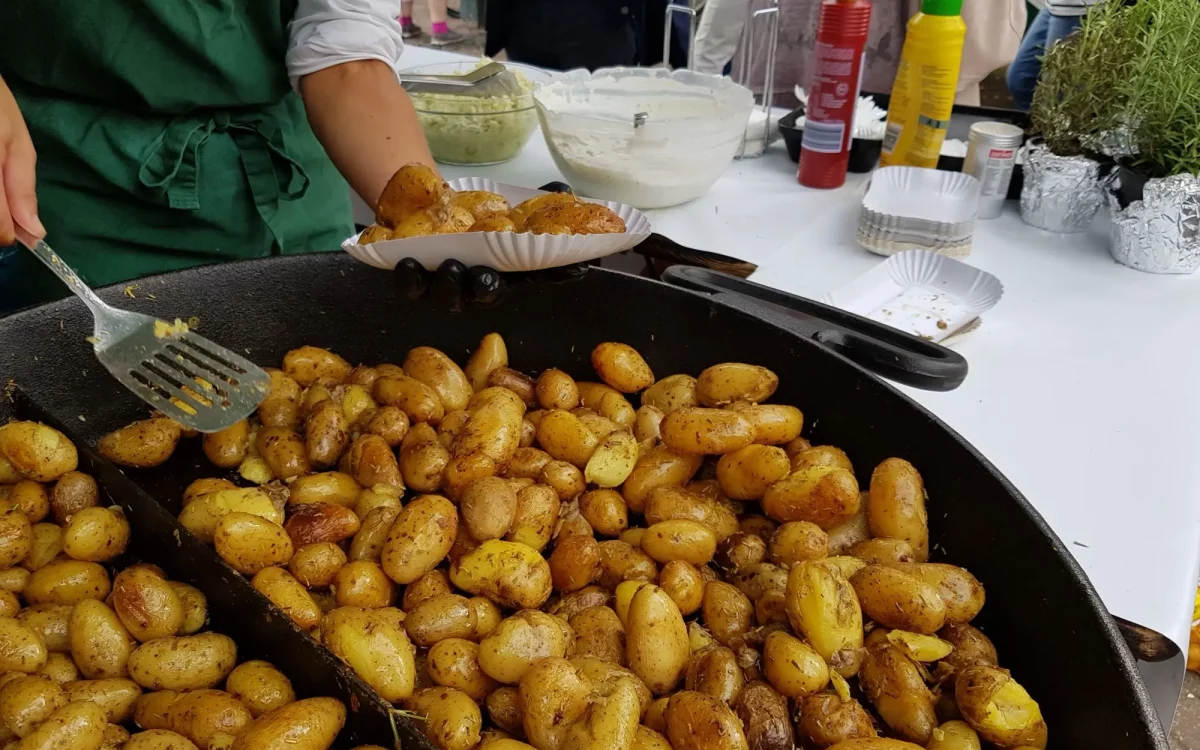 Goldbraune Kartoffelspezialitäten erwarten die Besucher des Kaiserwerther Kartoffelfests, Foto: AH