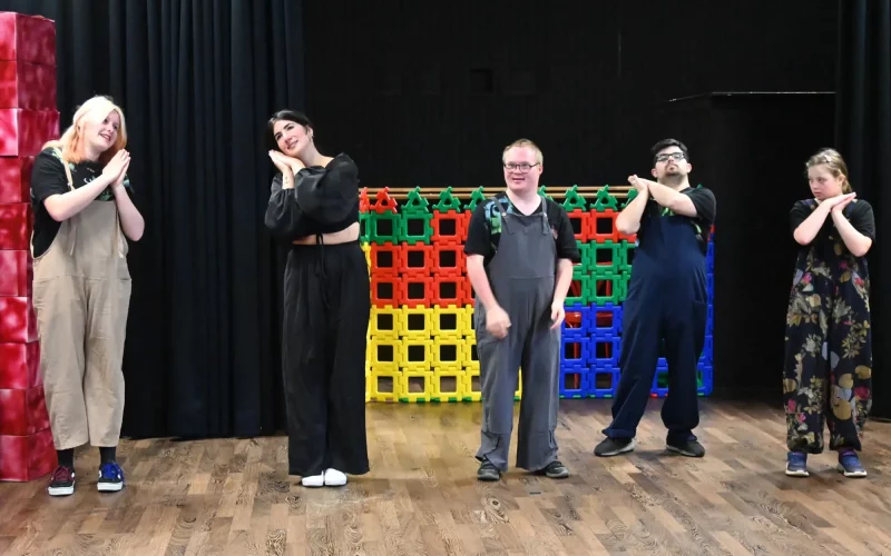 Die KiT-Dienstagsgruppe führte fantasievolle Tänze im Stück „Drei tollpatschige Brüder“ auf. Foto: sam
