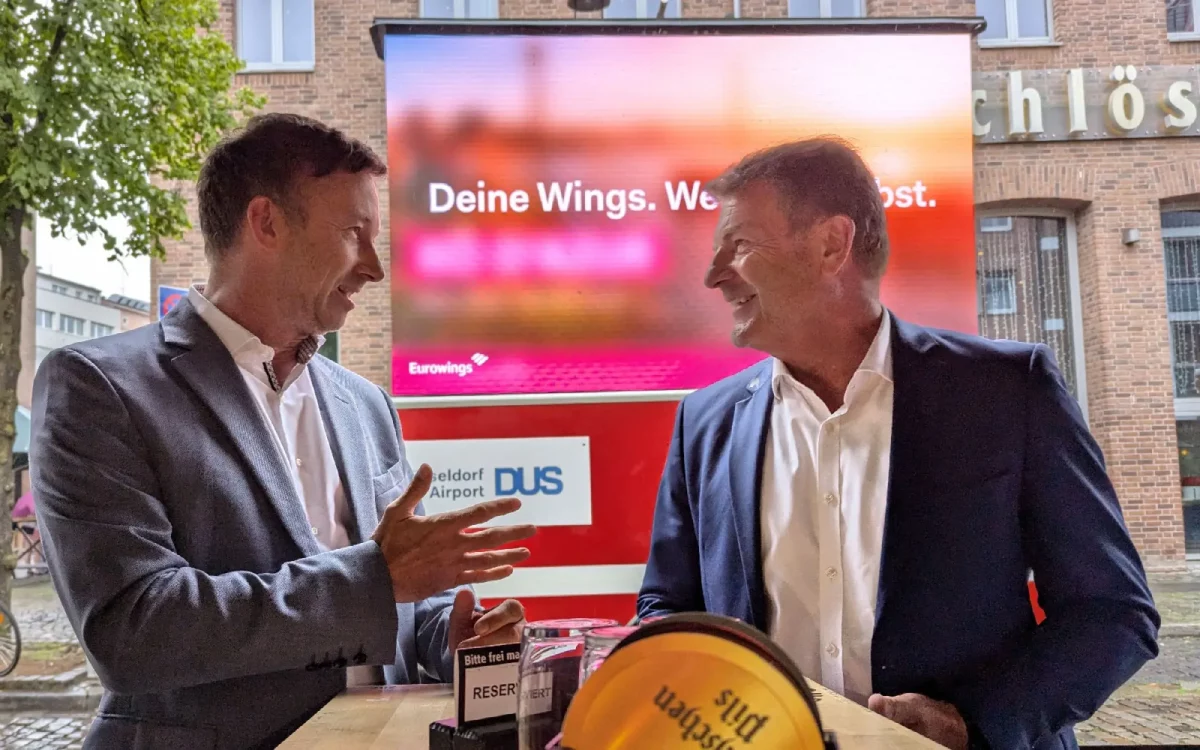 v.l.: Lars Redeligx, Vorsitzender der Geschäftsführung der Flughafen Düsseldorf GmbH, und Jens Bischof, CEO von Eurowings, bei der Vorstellung der gemeinsamen Kampagne „Deine Wings. Weil DUS liebst.“ in Düsseldorf. Foto: ah